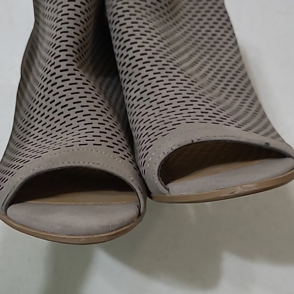 Soda Women's Gray Peep-Toe Ankle Boots Size 8